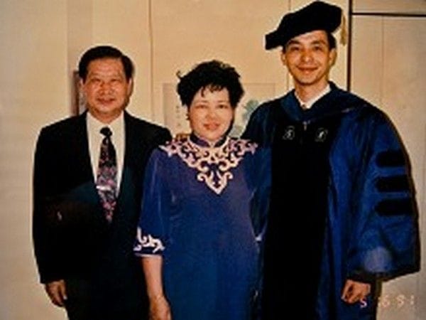 朱樟興夫婦和朱立倫。 圖：取自榮民文化網