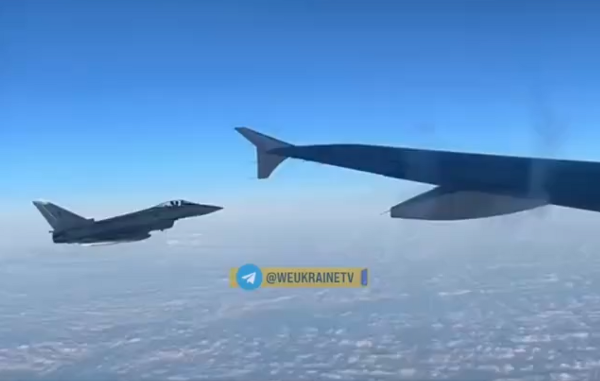 義大利戰鬥機飛為烏克蘭總統澤連斯基搭乘的飛機進行護航，守護他的安全。 圖：翻攝自 MilitaryNewsUA X 帳號