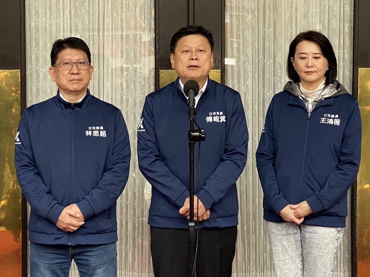 國民黨團總召傅崐萁率黨團幹部回應覆議案審查。 圖：國民黨立法院黨團/提供