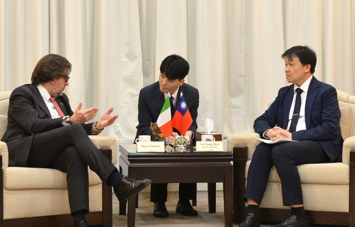 大陸委員會副主委沈有忠9日接見義大利財政委員會主席歐斯納多（Marco Osnato）率領的「義大利眾議院跨黨派議員訪團」。 圖：陸委會提供