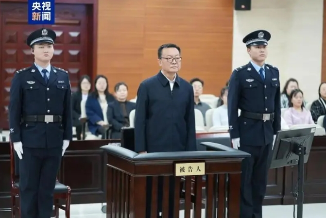 64 歲的新疆維吾爾自治區黨委原副書記李鵬新因貪汙受審，當庭認罪。 圖 : 翻攝自央視新聞