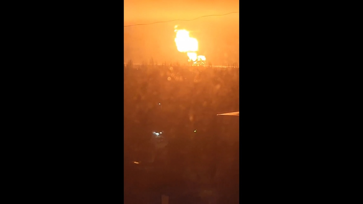 恩格斯空軍基地油庫失火後火勢十分猛烈，即使從遠方觀看仍可看見熊熊火光。 圖：擷取自 @rainbow78521 X 分享影片