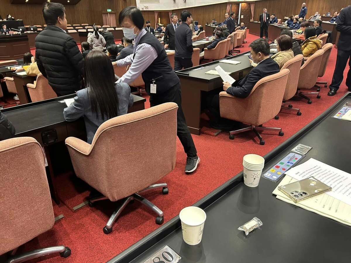 立法院議場平時提供立委的保溫瓶卻換成紙杯，遭綠委痛斥藍營做賊心虛。 圖：翻攝自黃捷臉書