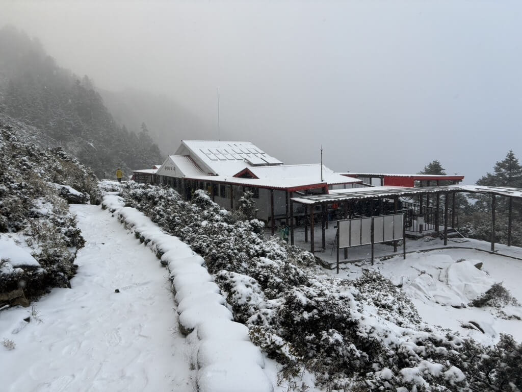 強烈大陸冷氣團發威，嘉明湖山屋10日凌晨開始降雪，山屋周圍白雪皚皚。 圖：林業及自然保育署台東分署提供