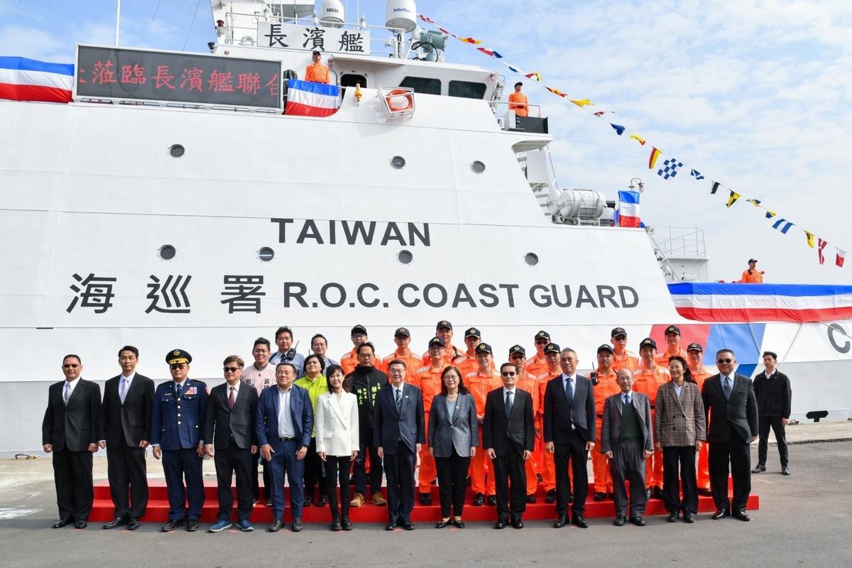 海巡署長濱艦交船，提升海上巡防能量，落實執法作為，維護我國海洋權益。 圖：行政院提供