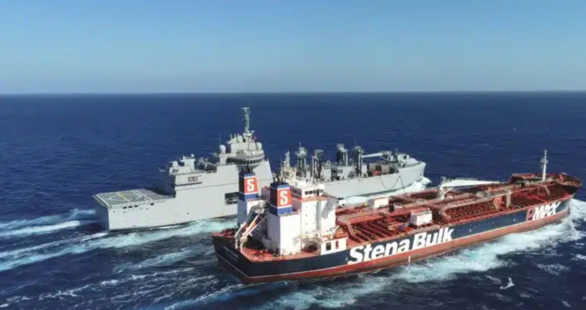 法國海軍油彈補給艦「雅克·切瓦利耶號(A725)」海上接受美國商業油輪「Stena Polaris」補給。 圖：翻攝French Navy