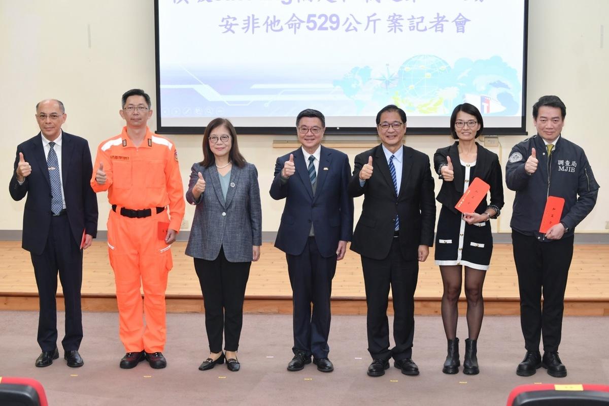 卓榮泰(中)頒獎表揚有功人員。 圖：行政院提供