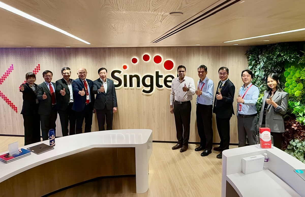 中華電信網路分公司賈仲雍總經理(左四)，與Singtel Digital InfraCo首席執行官Bill Chang(左五) 宣佈，雙方將於2025年MWC及智慧城市展共同展出合作成果。 圖: 中華電/提供
