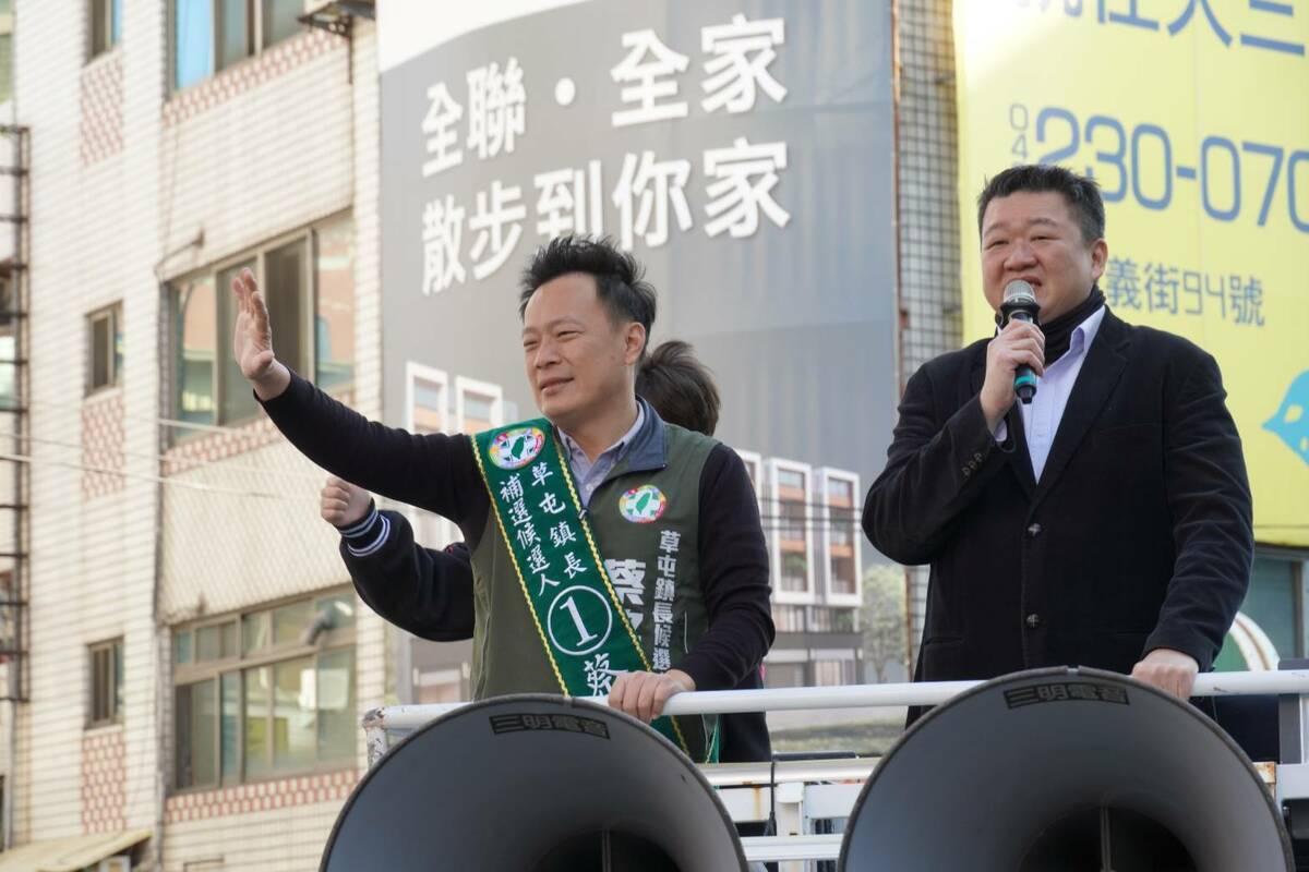 南投縣議員蔡銘軒力拚勝選草屯鎮長，民進黨副秘書長何博文陪同車隊掃街力挺。 圖：民進黨提供