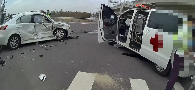 台37線嘉義縣太保路段9日發生民間救護車與自小客車車禍事故，傷者包含救護車上3人及自小客車駕駛，其中準備轉診的8旬婦人送醫不治。檢警10日初判主要肇因為救護車闖紅燈未減速。 圖：中央社/嘉義縣消防局提供