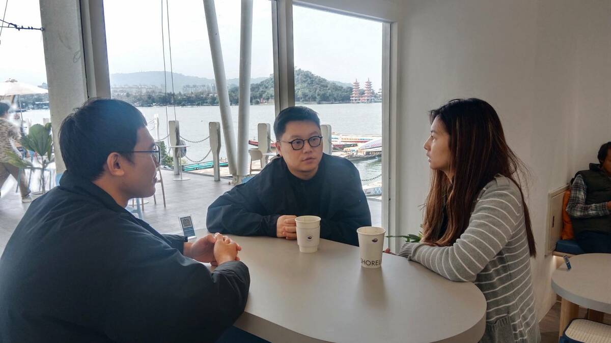 坐在海岸線咖啡廳內可以遠眺蓮池潭著名地標龍虎塔。 圖：孫家銘攝