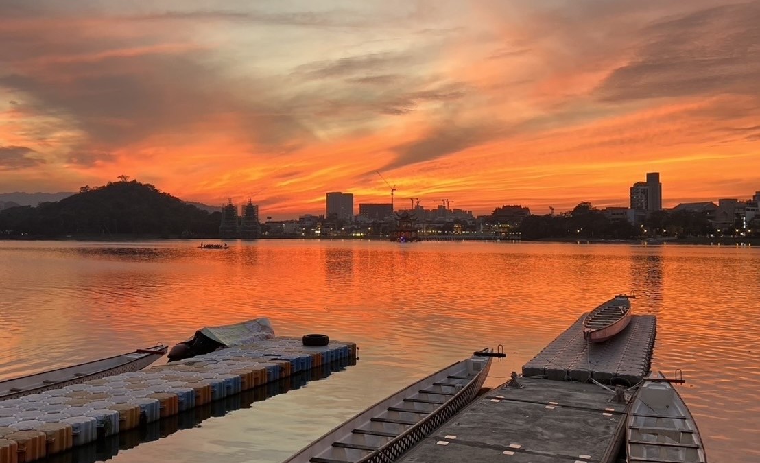 在海岸線咖啡廳可欣賞絕美的蓮池潭夕照。 圖：孫家銘攝