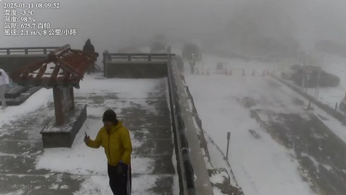 合歡山今天凌晨起陸續下雪，海拔3275公尺武嶺亭一帶被白雪覆蓋化身雪國。 圖/取自YT合歡山武嶺亭即時影像