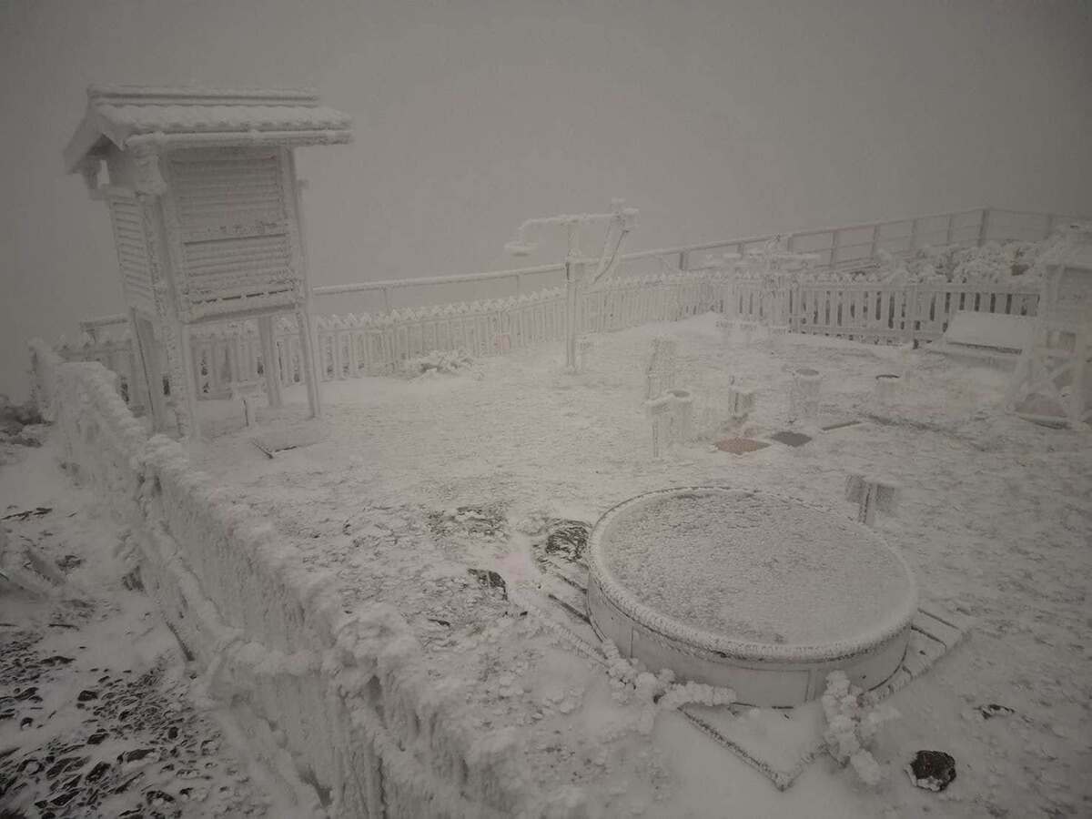 中央氣象署玉山觀測站昨日降雪時常將近30分鐘。 圖：翻攝自中央氣象署臉書