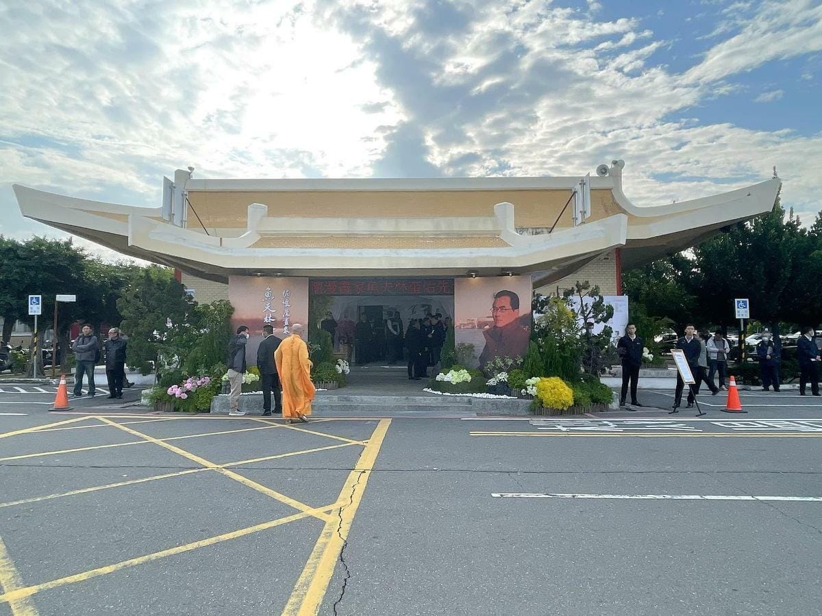 知名政論漫畫家魚夫日前因病過世，享壽65歲，今（11）日舉行公祭，多位政壇人士到場悼念。 圖：翻攝自 羅東鎮民代 吳鳴佐 臉書