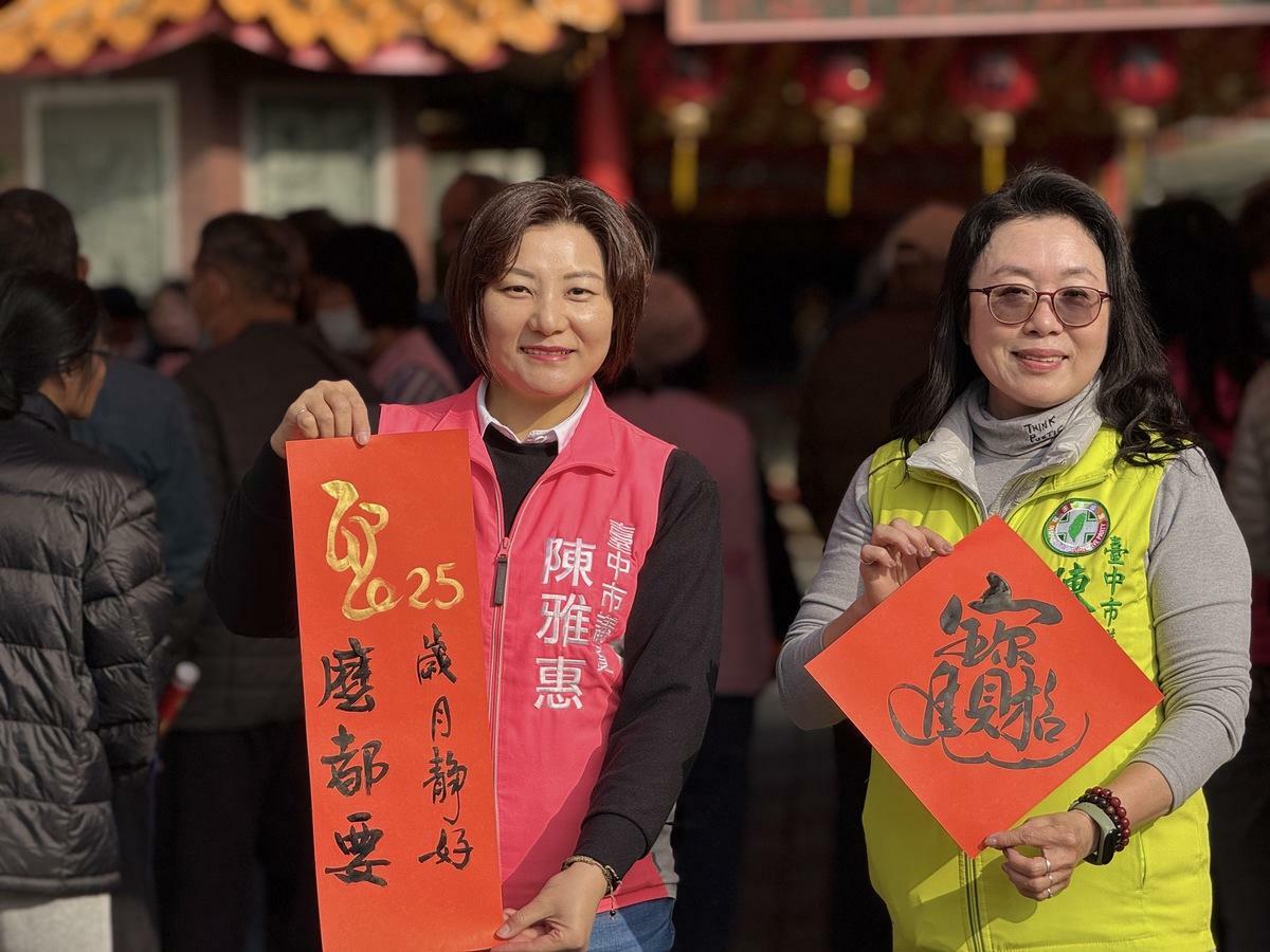 台中市東區東興里辦公處今天在南門福神祠，舉辦現場揮毫寫春聯、送春聯活動 圖：陳雅惠/提供