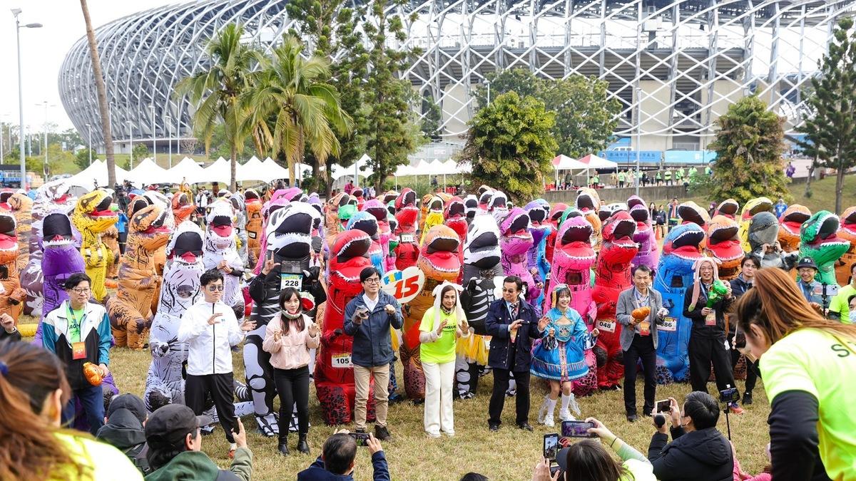 「2025高雄富邦馬拉松」230隻大小恐龍現身，世運主場館秒變侏儸紀公園。 圖：高雄市政府提供