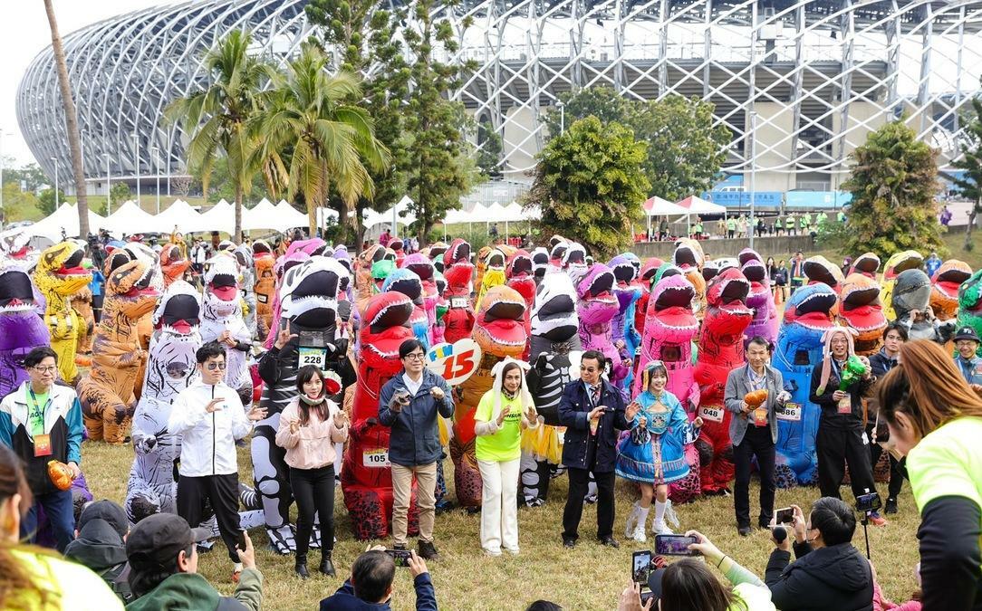 高雄富邦馬拉松230隻恐龍開跑 陳其邁邀全民感受城市魅力