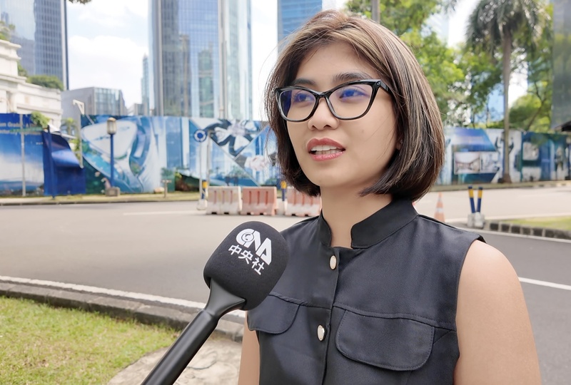 使用蘋果手機的印尼上班族法蘭斯卡（Franska）認為，政府要求蘋果對印尼加大投資才得以販售手機，合理且公平，因為印尼有很多人購買蘋果手機。 圖：中央社