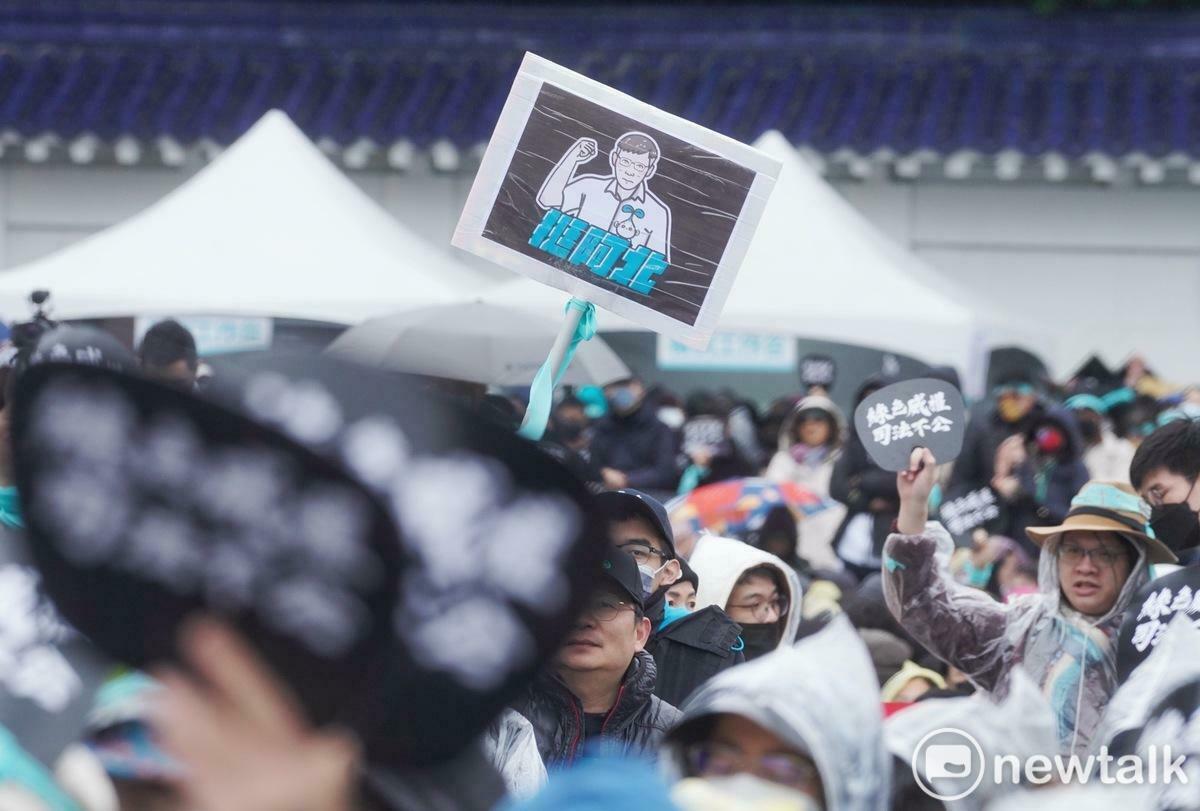 民眾黨今於自由廣場舉行「111釘孤枝」活動，嗆賴政府「綠色威權、司法不公」。 圖：張良一 / 攝
