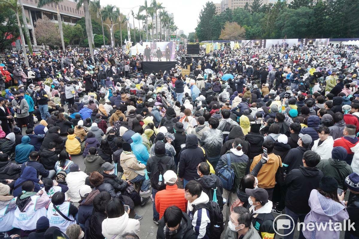 民眾黨今於自由廣場舉行「111釘孤枝」活動，嗆賴政府「綠色威權、司法不公」。 圖：張良一 / 攝