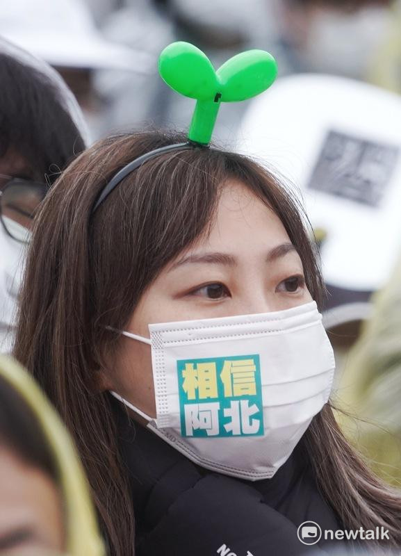 民眾黨今於自由廣場舉行「111釘孤枝」活動，嗆賴政府「綠色威權、司法不公」。 圖：張良一 / 攝