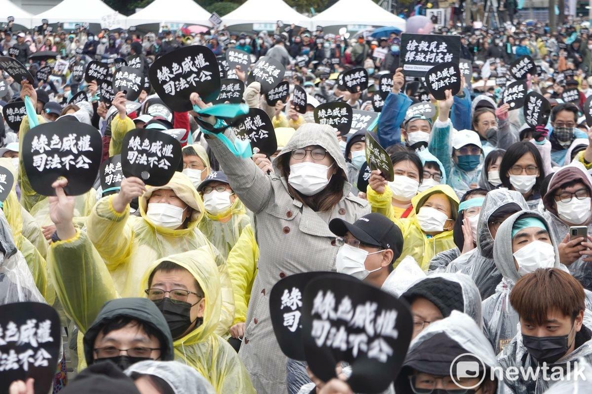 民眾黨今於自由廣場舉行「111釘孤枝」活動，嗆賴政府「綠色威權、司法不公」。 圖：張良一 / 攝
