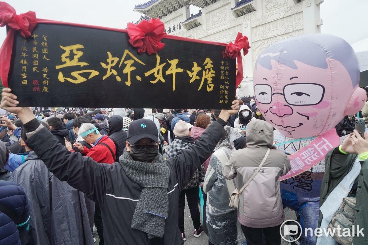 民眾黨今於自由廣場舉行「111釘孤枝」活動，嗆賴政府「綠色威權、司法不公」。 圖：張良一 / 攝