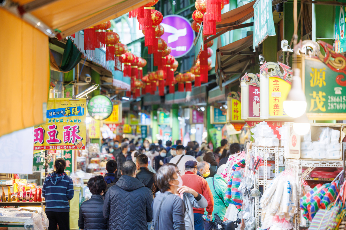 三鳳中街是南部最大的年貨大街。 圖：高雄市經發局提供