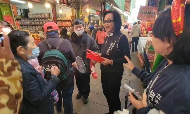 柯志恩(右二)在三鳳中街發放蛇年紅包。 圖：孫家銘翻攝
