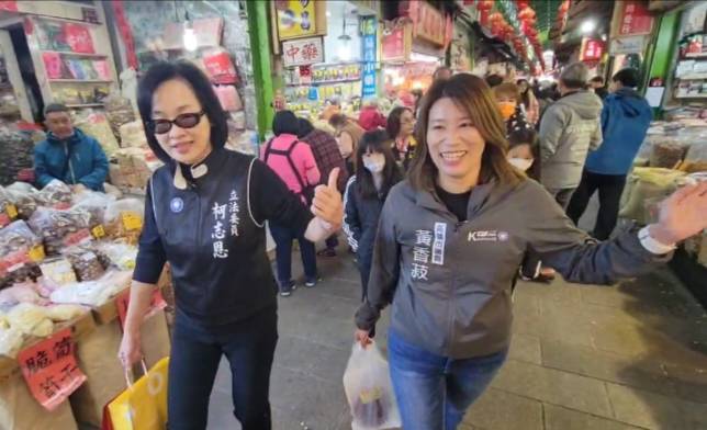 柯志恩(左)合體黃香菽(右)拍攝新年賀歲短片。 圖：孫家銘翻攝（資料照）