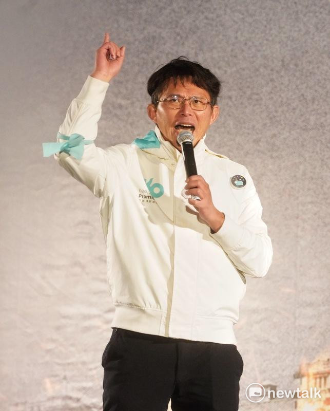民眾黨今舉行「111釘孤枝」活動，嗆賴政府「綠色威權、司法不公」，民眾黨主席兼黨團總召黃國昌致詞。 圖：張良一 / 攝
