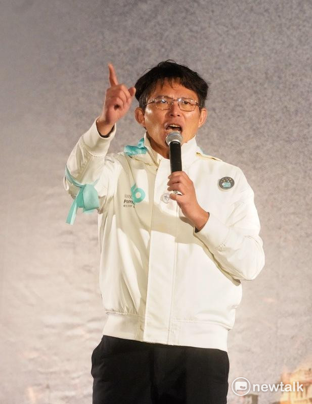 民眾黨今舉行「111釘孤枝」活動，嗆賴政府「綠色威權、司法不公」，民眾黨主席兼黨團總召黃國昌致詞。 圖：張良一／攝（資料照）