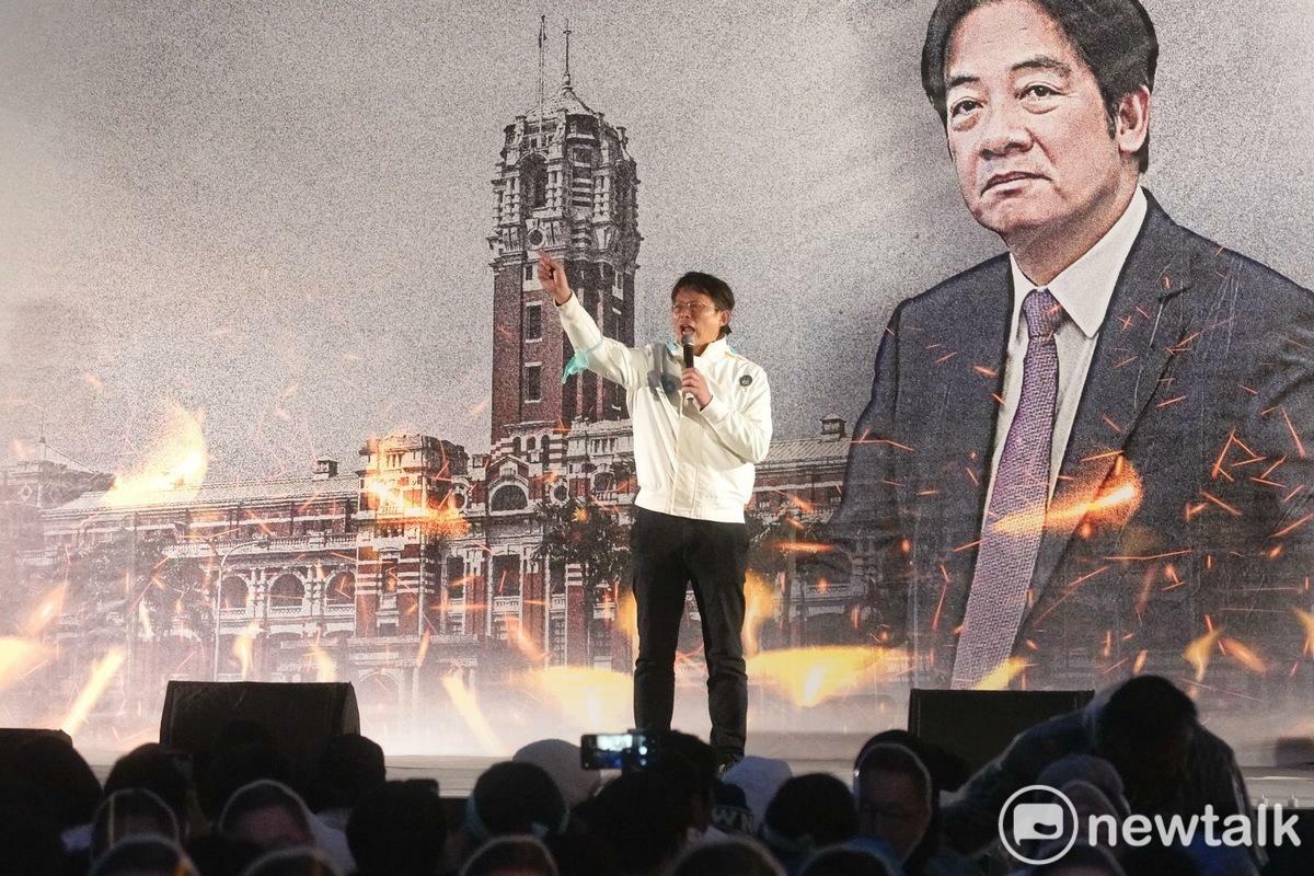 民眾黨今舉行「111釘孤枝」活動，嗆賴政府「綠色威權、司法不公」，民眾黨主席兼黨團總召黃國昌致詞。 圖：張良一 / 攝