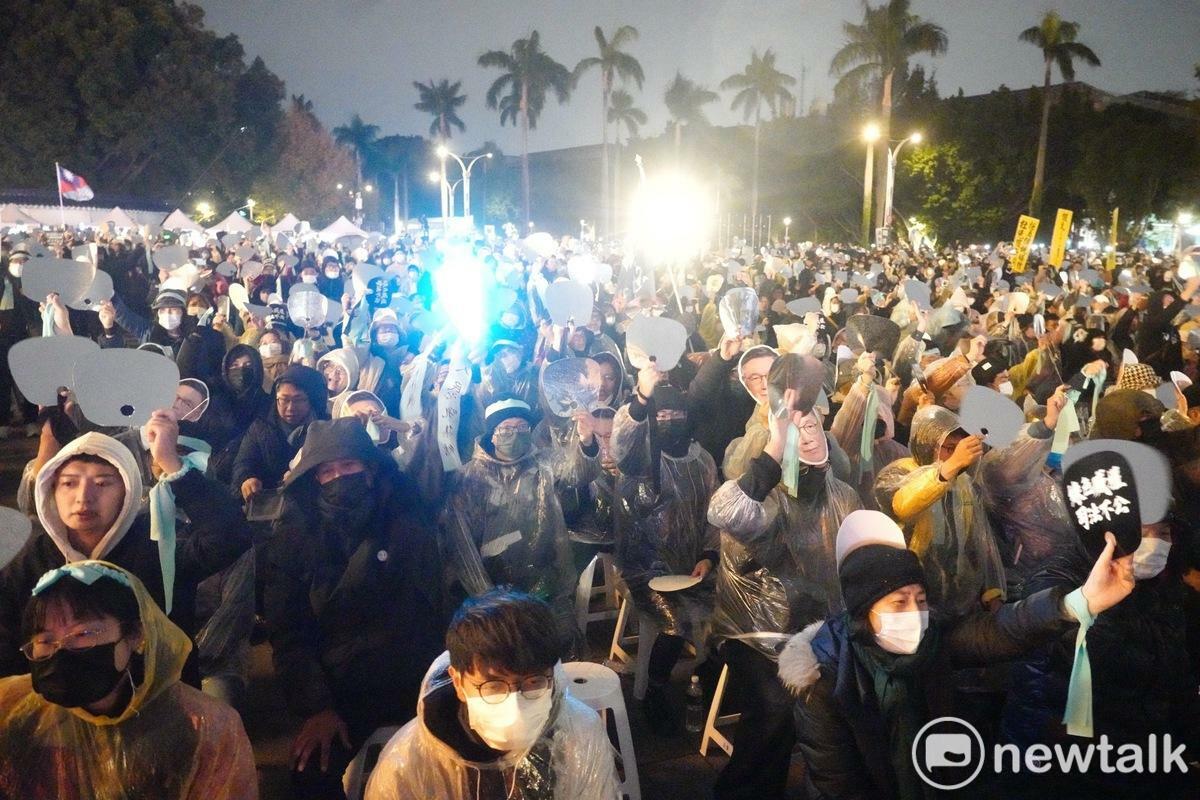 民眾黨今舉行「111釘孤枝」活動，嗆賴政府「綠色威權、司法不公」。 圖：張良一 / 攝