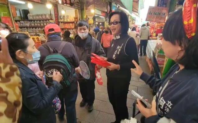 逛高雄年貨大街「主婦魂」上身 柯志恩狂買幫商家拚經濟