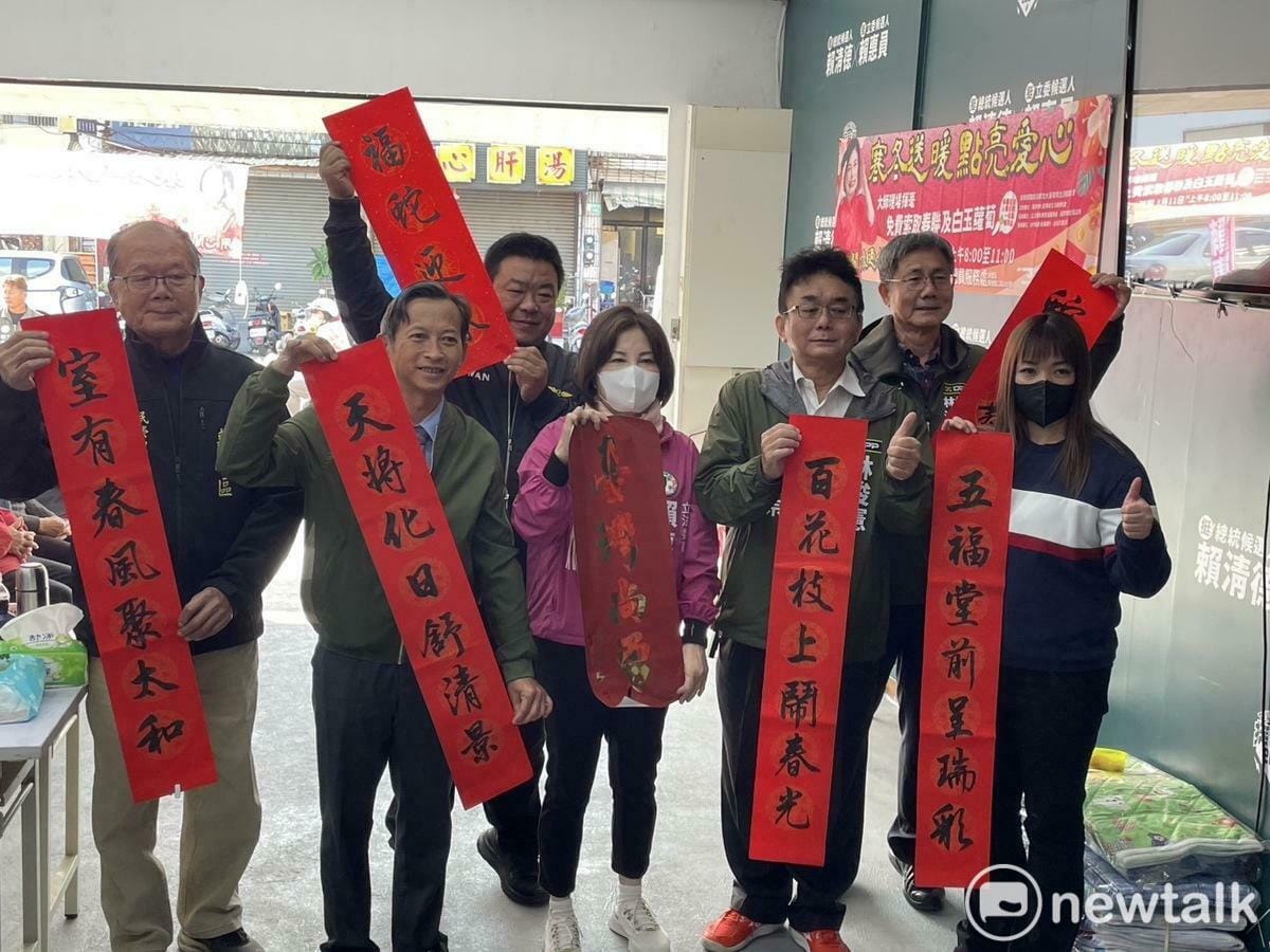 立法委員賴惠員攜手大台南新生活健康協會舉辦「點亮愛心 寒冬送暖」活動，在寒冬中為弱勢族群送去溫暖與祝福。活動現場不僅發放愛心物資，還特別安排書法老師揮毫寫春聯。 圖：賴惠員服務處提供