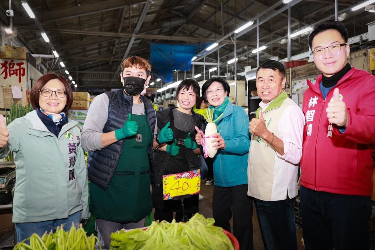 林岱樺(右三)獲贈好彩頭。 圖：林岱樺服務處提供