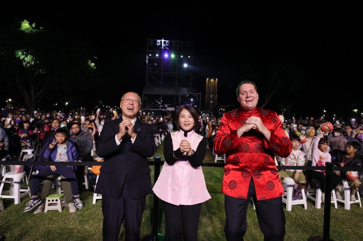 張子霖、周春米、奧正史(右至左)向屏東縣民拜早年。 圖：屏東縣政府提供