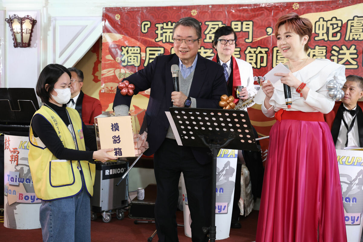 東森集團副總裁廖尚文（中）擔任摸彩嘉賓，現場抽出等同於現金的東森廣場購物金，為長者們帶來滿滿驚喜與歡樂。 圖:東森慈善基金會提供