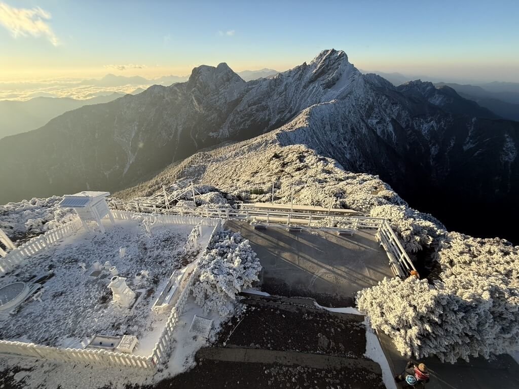 今天清晨玉山北鋒低溫攝氏負8.2度，積雪未融，與陽光相互輝映。 圖/中央氣象署