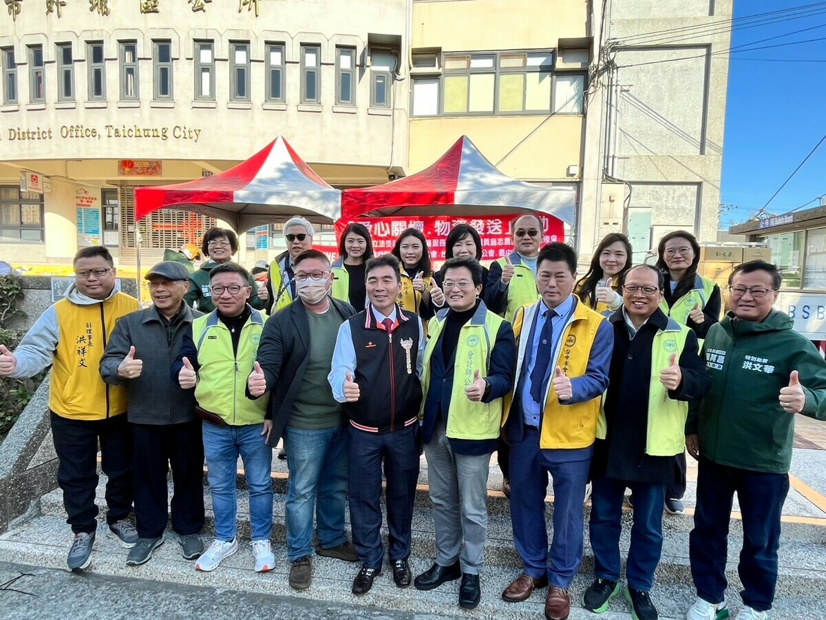 台灣省、台中市會計師公會及翼瓅會聯合立委蔡其昌今（12）日於台中市外埔區公所前廣場舉行「寒冬送暖・溫馨關懷」白米及物資捐贈儀式。 圖：施志昌/提供