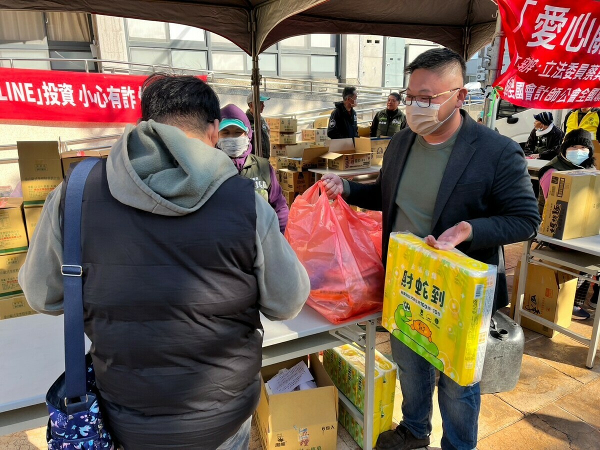 台中市議員施志昌則感謝蔡其昌委員、台灣省及台中市會計師公會，以及所有熱心人士對市內弱勢家庭的支持與付出。 圖：施志昌/提供