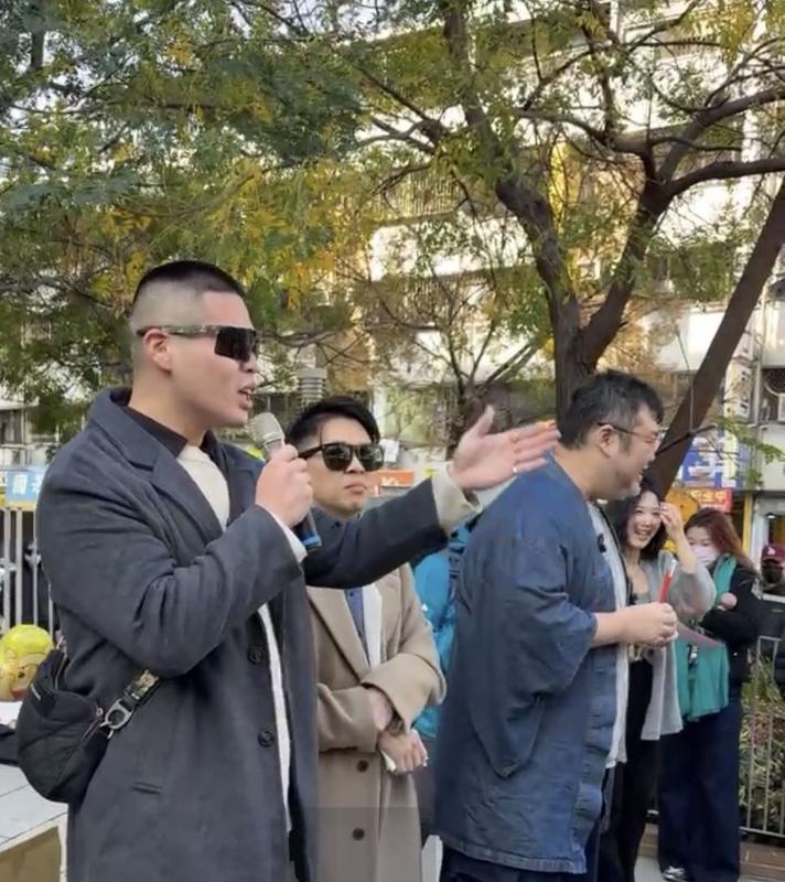 台中民間團體罷免活動現場，知名網紅四叉貓、八炯、閩南狼、女神下午茶、阿楚等人也現身力挺。 圖：截自臉書「台中覺醒．展翅廢翔」直播畫面