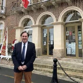 鎮長帕里斯（Guy Paris）表示，這筆鉅款來得太過意外，全鎮上下既驚訝又欣喜。圖為鎮長帕里斯 圖:擷自X帳號@LMPositif