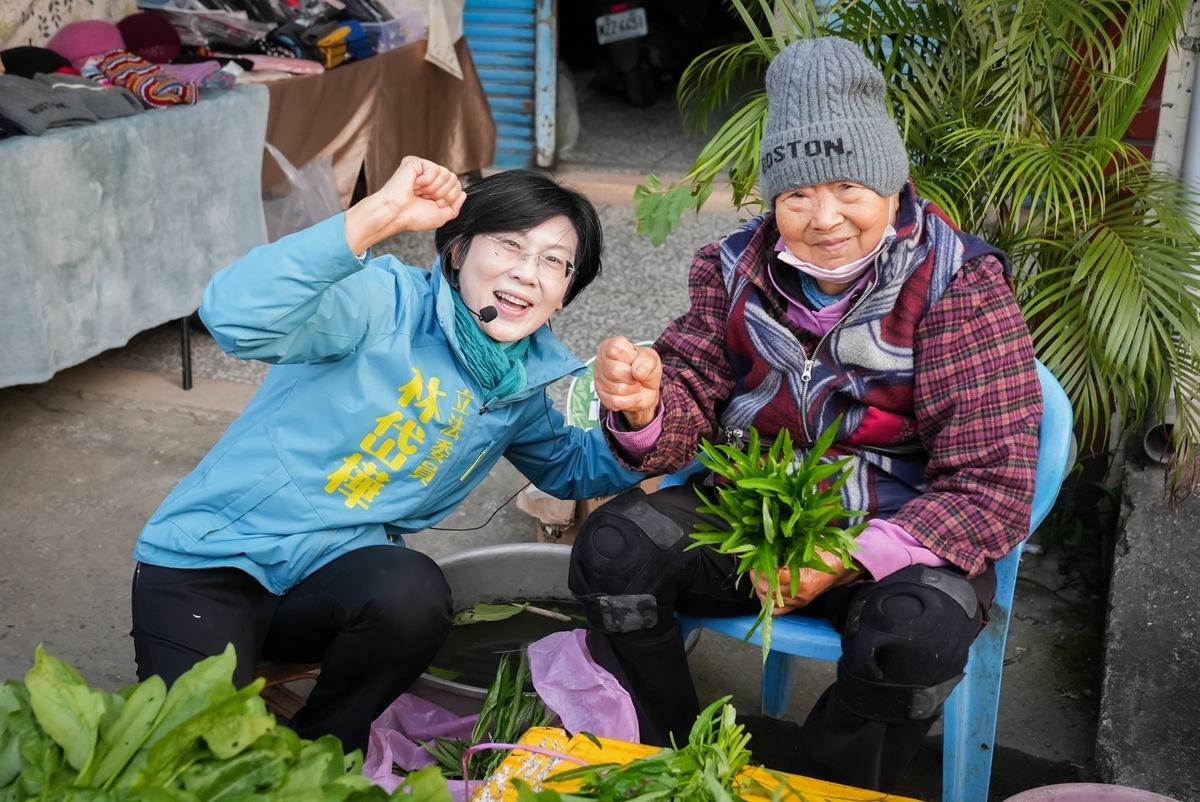 林岱樺(左)到美濃市場為賣阿婆打氣。 圖：林岱樺服務處提供