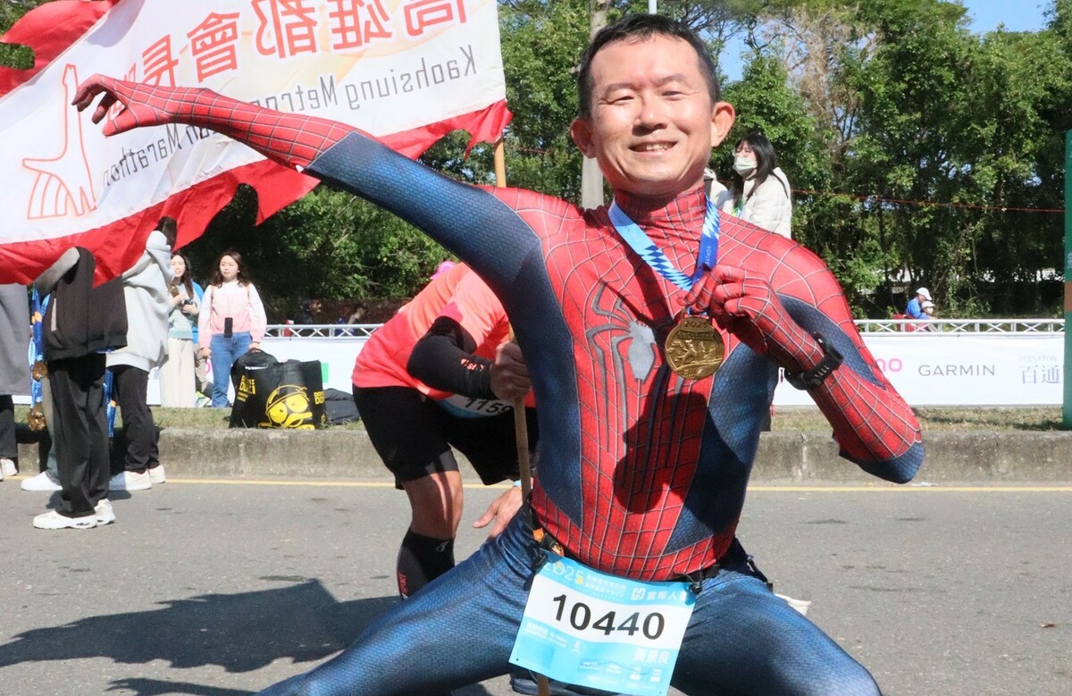 蜘蛛人校長黃景良14年完成100場全馬。 圖：高雄市教育局提供
