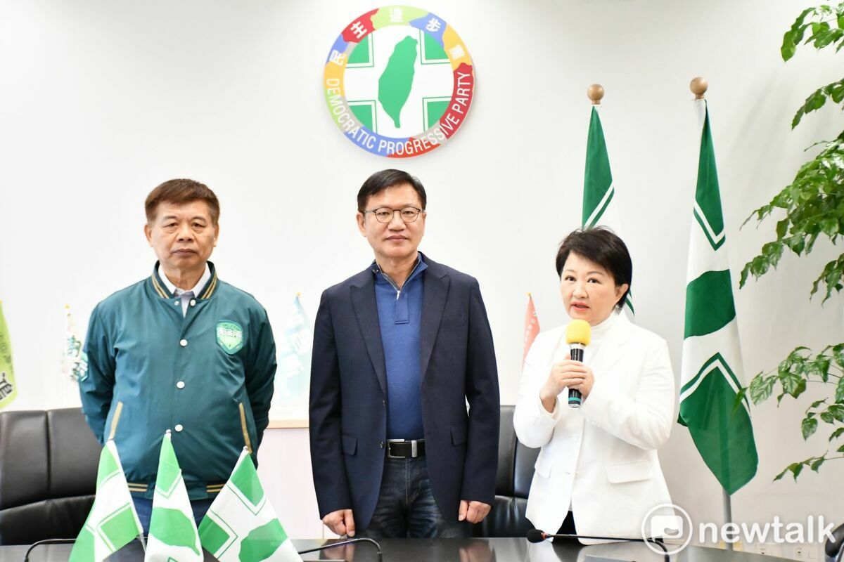 新系王立任（中）接掌民進黨團總召，盧秀燕到場祝賀。  圖：唐復年/攝