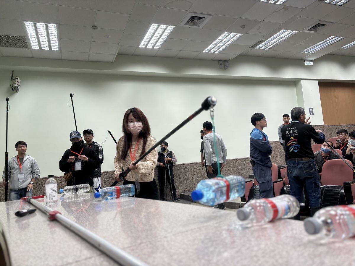 女性學員應用長竿加套鎖進行現場演練。 圖：高雄市農業局提供（資料照）