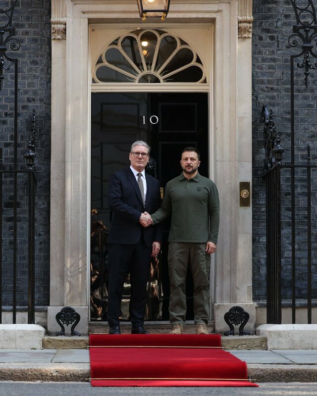 烏克蘭總統澤連斯基（右）與英國首相史塔默（左） 圖：翻攝自史塔默的Ｘ